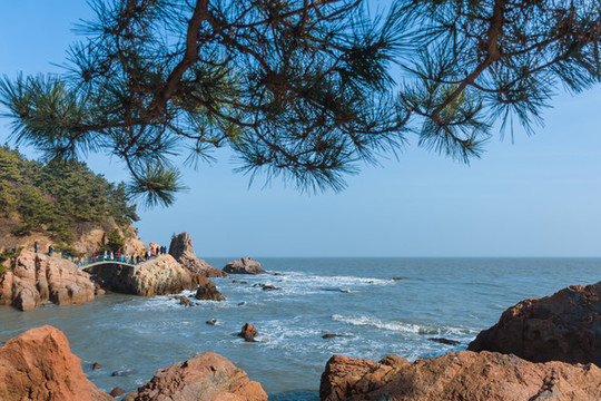 榮成成山風(fēng)景區(qū)的礁石與海浪