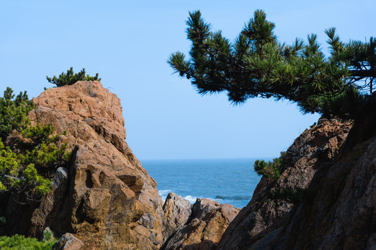 榮成成山風(fēng)景區(qū)的礁石與海浪