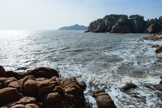 榮成成山風(fēng)景區(qū)的礁石與海浪