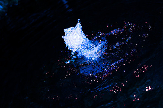 夜光中的泉水