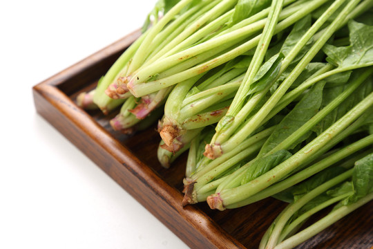白色背景的菠菜