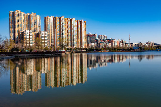 湖邊樓房建筑環(huán)境