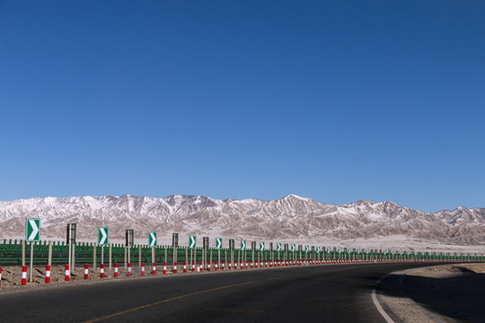 公路雪山