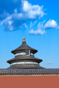 北京天坛祈年殿在蓝天白云下