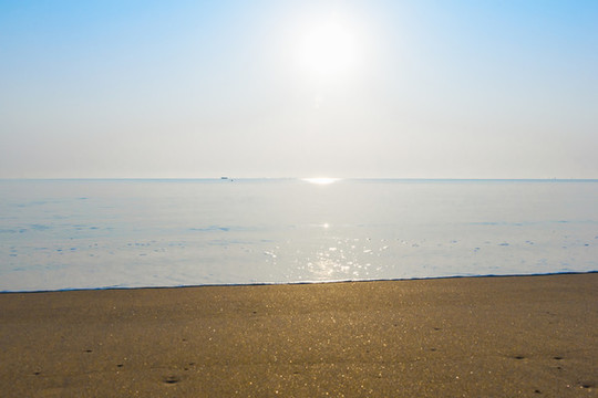逆光下的大海與沙灘