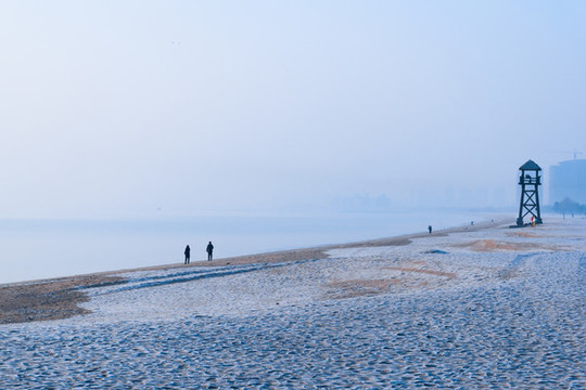 冬天清晨山東威海榮成的海邊