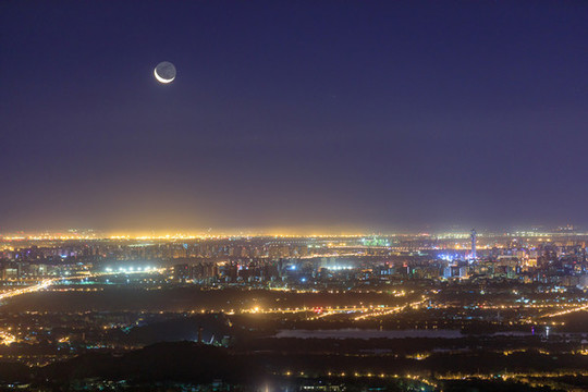 西山遠(yuǎn)眺北京西城區(qū)夜景月亮