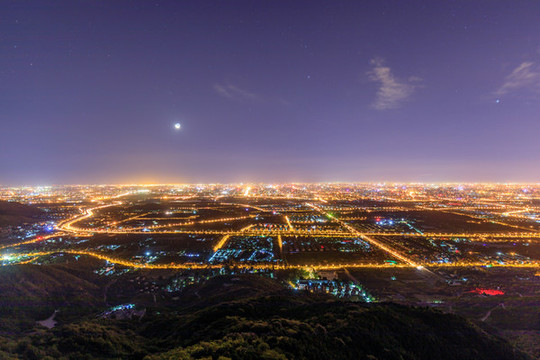 西山遠眺北京西城區(qū)夜景月亮