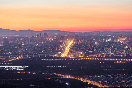 西山遠(yuǎn)眺北京城西城區(qū)晨景