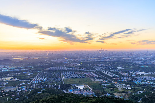 西山遠(yuǎn)眺北京城市建筑群朝霞