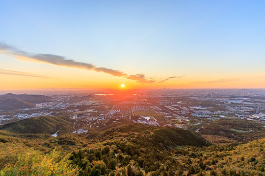 西山遠(yuǎn)眺北京城市建筑群日出