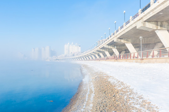 吉林松花江上的霧和雪景高樓