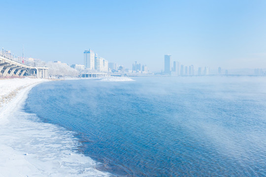 吉林松花江上的霧和雪景高樓