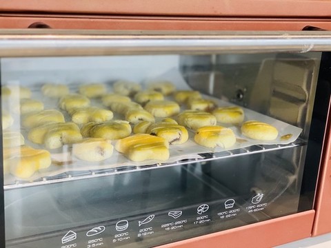 烤蛋黃酥