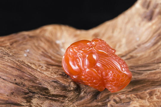 南紅金蟾掛墜