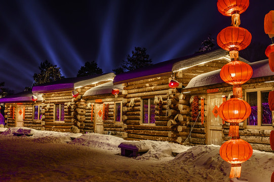 迎接春節(jié)的冰雪雕塑活動(dòng)夜景