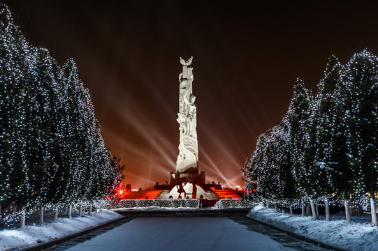 迎接春節(jié)的冰雪雕塑活動夜景