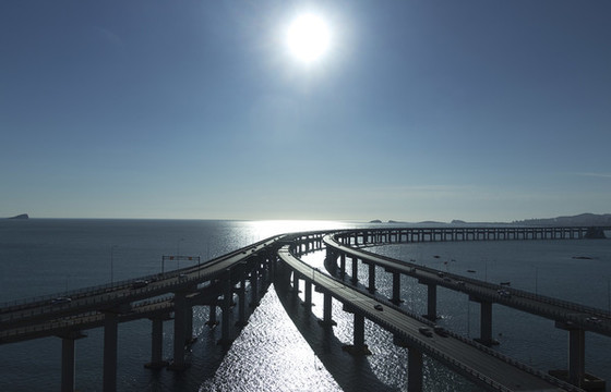 一座陽光下的海上大橋