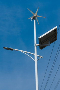 現(xiàn)代新型風能太陽能發(fā)電照明路燈