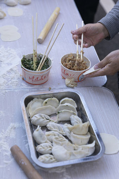 包餃子