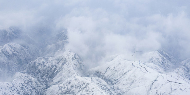 白雪皚皚中條山云霧飄渺猶如仙境