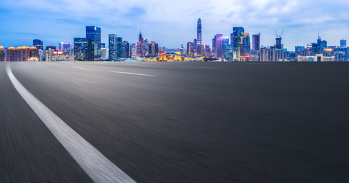 高速公路天際線和建筑景觀