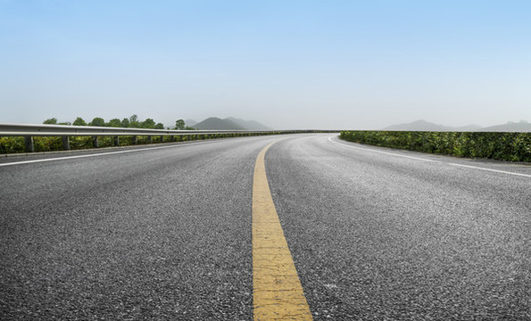 公路彎道和遠(yuǎn)山背景