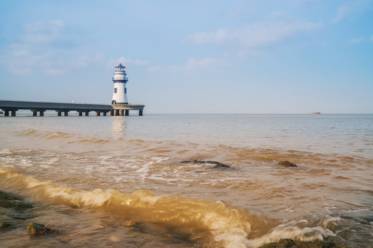 珠海市海邊的燈塔和海岸線風(fēng)光