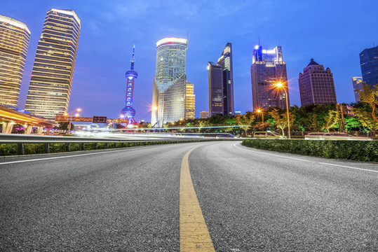 公路彎道和現(xiàn)代建筑夜景
