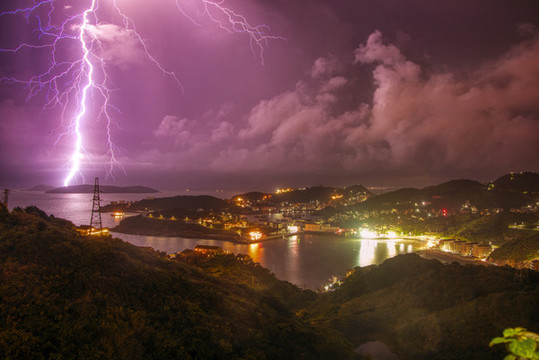 海島邊上閃電
