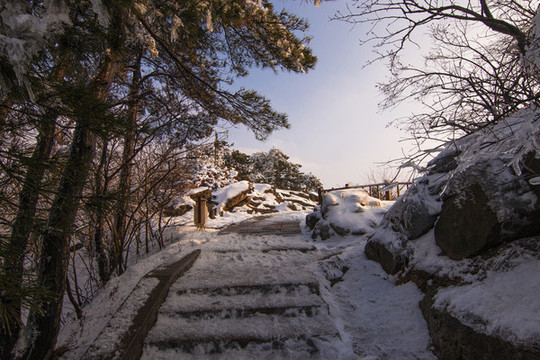 雪后雞公山登山道夕陽