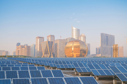 現(xiàn)代城市建筑和太陽能發(fā)電站