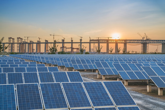 高速公路邊風(fēng)力和太陽(yáng)能發(fā)電機(jī)