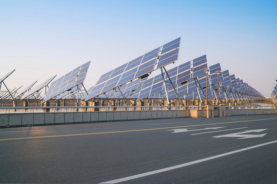 高速公路邊風(fēng)力和太陽能發(fā)電機(jī)