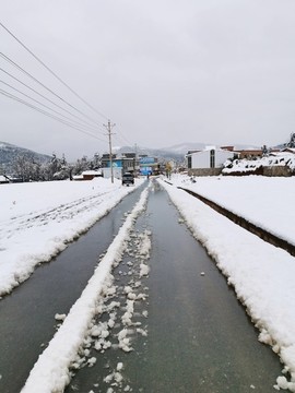 雪天道路濕滑路面