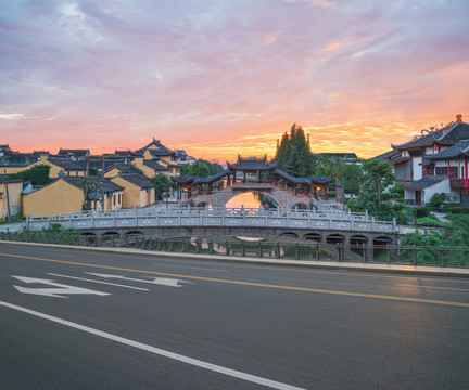 江蘇蘇州古鎮(zhèn)古建筑和道路交通