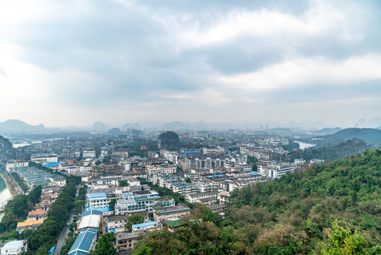 一座在森林中的城市