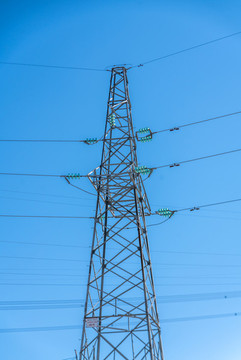 藍(lán)色天空下的輸電鐵塔