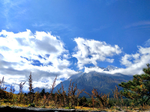 藍(lán)色天空雪山
