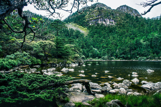 螺髻山風(fēng)光冰川湖泊