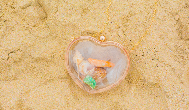 沙灘上美麗的海星和貝殼類