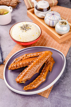 秘制鵝翅飯
