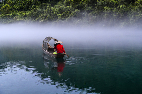 霧中小船