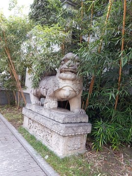 威武石獅