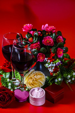 玫瑰花與紅酒及禮品盒和心形