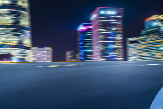 高速公路和摩天大樓夜景