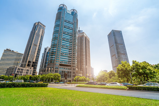 仰視上海金融中心現(xiàn)代建筑