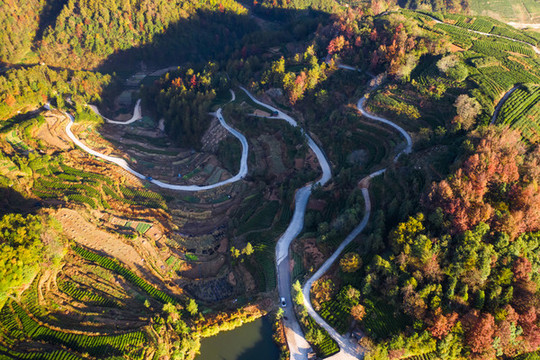 航拍山區(qū)盤山公路
