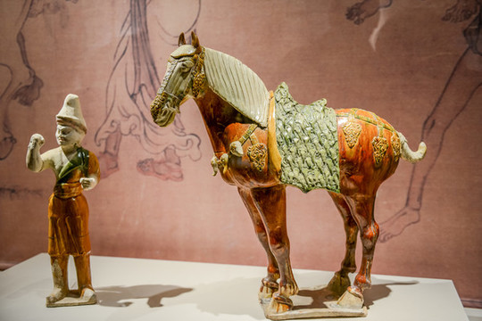 唐代三彩牽馬俑與貼寶相花馬