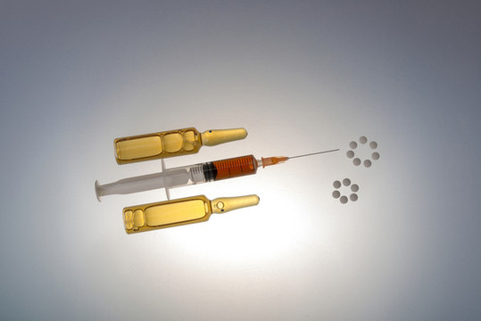注射器和玻璃瓶針劑及白色藥片